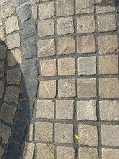 Naturstein-Pflaster Merano Sandstein rotbraun 50 Steine Basalt grau schwarz 8/10