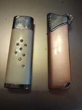 2 elegante Damen Feuerzeuge zum nachfüllen, Benzin. Rosa und Weiß m. Steinchen