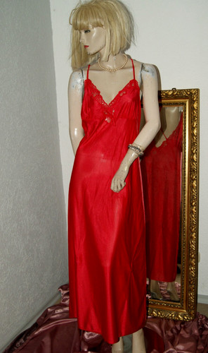 Lady iin red langes negligee - red!,