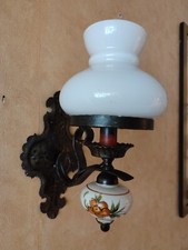 Alte spanische Wandleuchte Keramik Blumenmotiv Eisen Opalglasschirm 1960er