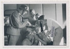 Foto Kaserne Luftwaffe, lustige Stube Stahlhelm, Bajonett (4997a)