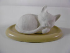 Schlafende liegende weiße Katze mit untersetzer Dekofigur  eingerollt