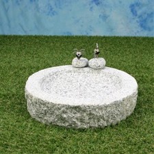 Vogelbad aus Granit in Zylinderform und 2 Steinvogel am Rand sitzend