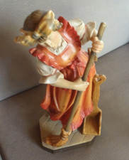 Holzfigur Frau mit Besen bzw