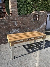 Palettentisch mit Glasplatte