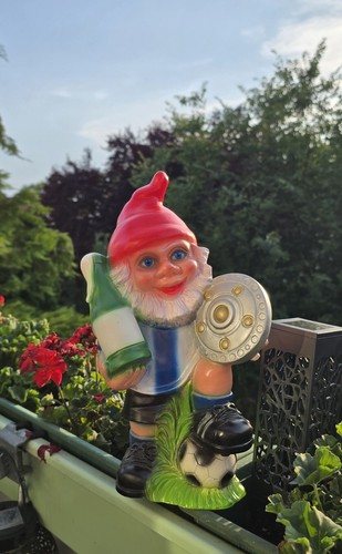 Gartenzwerg fußball fan mit - fußball,