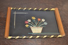 Schönes Art Deco Tablett mit Blumenkorb-Stroharbeit hinter Glas um 1930/50