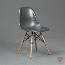 Vitra Eames Fiberglas Side