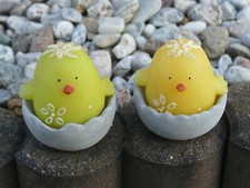 2 Osterkerzen, Küken in Eierschale, Kerze mit Tontopf, Kerze Durchmesser ca. 8cm