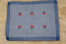 1 Tischset, blau/weiß kariert, 40x30cm mit gestickten Blumen