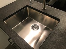 Arbeitsplatte Granit Nero Assoluto, geflammt, inkl. Edelstahlspüle von Blanco 