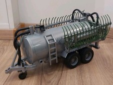 BRUDER Fliegl Fassanhänger mit Schleppschlauchverteiler