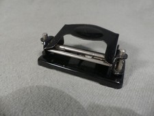 kleiner alter Locher aus Metall schwarz