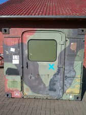 Bundeswehr Zeppelin FM1 Shelter Kabine Container isoliert mit Zurrketten