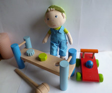 Haba, Selecta Set mit Stoffpuppe Till, Auto aus Holz mit Quitsche, Holzbank