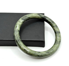Grüner Jade Armreif – Naturstein Schmuck, klassisch & zeitlos