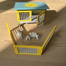 Schleich Hasenstall mit Zaun und zwei Hasen