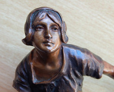 Mädchen mit Kupferkessel