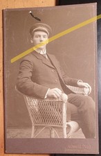 sitzender junger Mann mit
