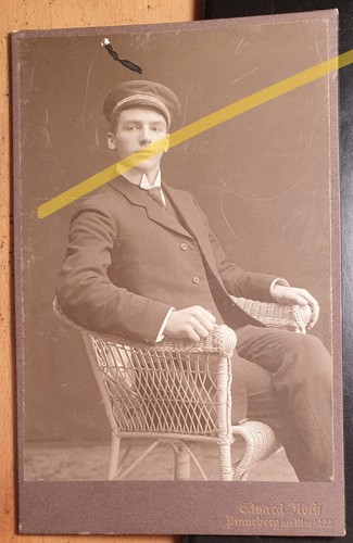 Sitzender junger mann mit - mann,