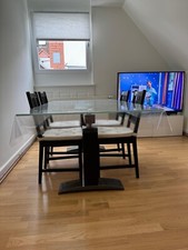 Glastisch mit Stühlen