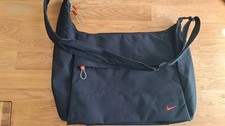 Nike große Umhängetasche mit vielen Fächern
