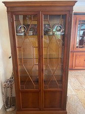 Vitrine 93cm x 32cm x 177cm massive Kiefer (oder Fichte), mittelbraun, lackiert