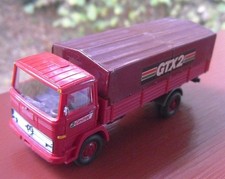 WIKING MB 1317 Pritschen LKW - Plane Castrol GTX2 Ol Werbung + Ölfässer Ladegut