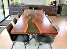 Schwarzer Epoxidharz-Holztisch