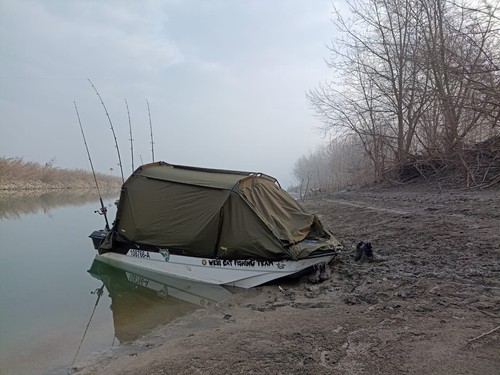 Boot mit trailer - mit,