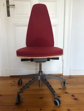 roter IKEA Schreibtischstuhl