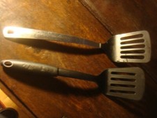 2 verschiedene Pfannenwender