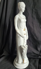 Imposante Porzellan Figur