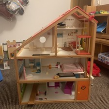 Ein Puppenhaus mit Möbel