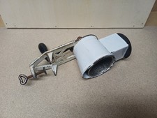 alte Reibe für Hasselnüsse