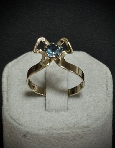Goldring mit hellblauen - ,
