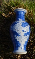 Blumen – Vase / Weiß - Blau / handbemalt ? / ohne Bodenmarke