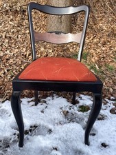 Alter Holzstuhl mit Polster