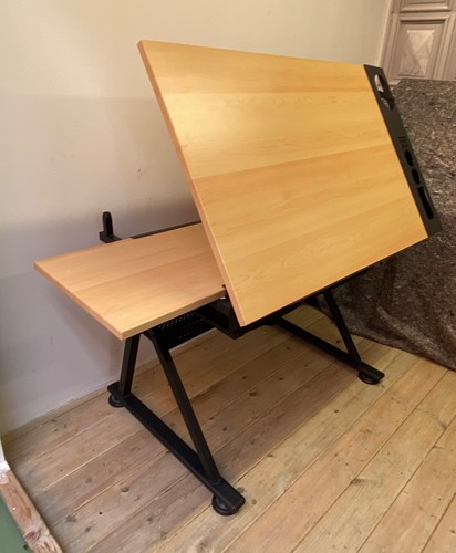 Kunst basteltisch voll - kunst,