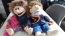 2 x Living Puppets 65cm Handpuppe Therapiepuppe + Aufbewahrungskorb