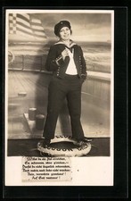 Matrosin steht auf einem Rettungsring, Ansichtskarte 