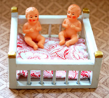 antike Puppenstube: 2 Sitz Baby s 4,5 cm MINERVA Zelluloid Laufstall Puppenhaus