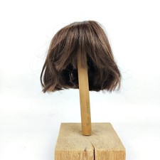 Dunkelbraune Echthaar Puppenperücke, Seitenhaarschnitt, Umfang 12" bis 12,5"