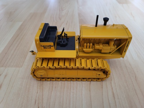 Caterpillar raupe rd8 - caterpillar,