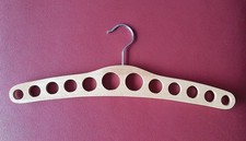 Kleiderbügel Holz natur Garderobenbügel Lochdesign gelocht originelles Design