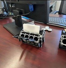 Motorblock V8 Visitenkartenhalter Stiftehalter Organizer Schreibtisch