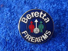 A28-U2) US Rifle Pistol Pin Badge Abzeichen Gewehr Beretta Firearms