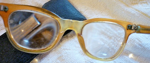Alte brille mit sehr - mit, dicken