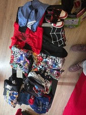 Verschiedene Jungs Bekleidung