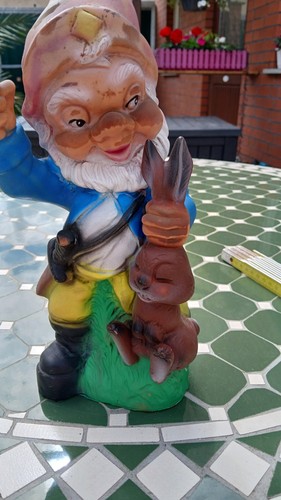 Gartenzwerg mit hase - gartenzwerg,